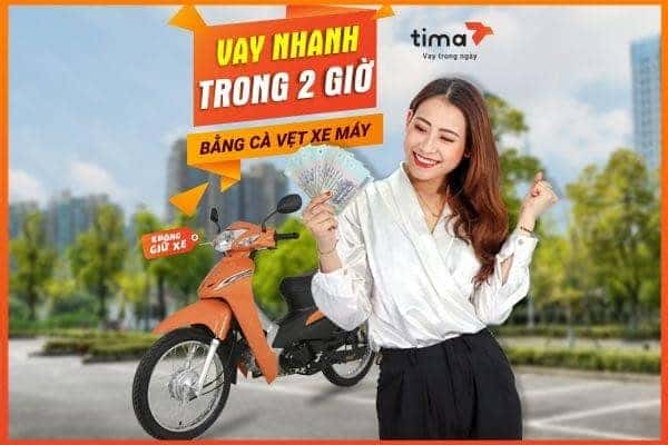 Người phụ nữ đang thực hiện giao dịch vay tiền bằng cavet xe máy online trên điện thoại