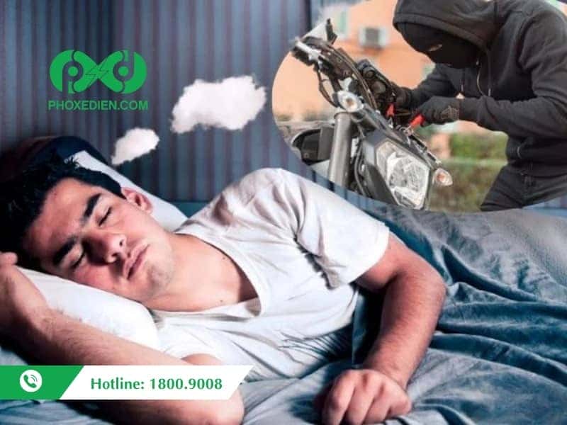 Người phụ nữ lo lắng khi nằm mơ thấy mất xe máy, thể hiện sự bất an trong tâm lý.