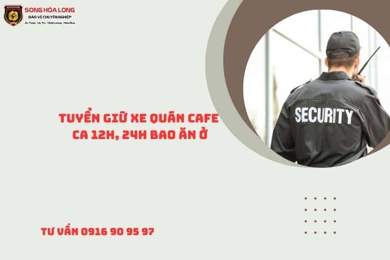 Nhân viên giữ xe quán cafe hướng dẫn khách hàng đỗ xe an toàn