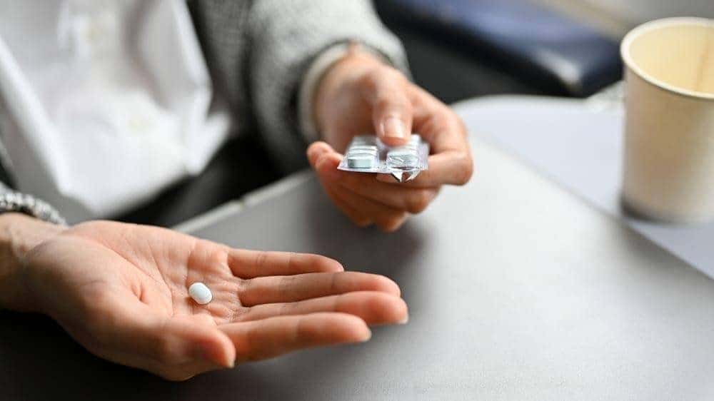 Nhiều loại thuốc say xe khác nhau trên bàn, minh họa các lựa chọn chống say xe
