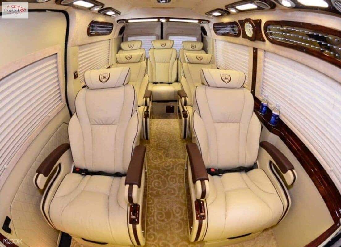 Nội thất sang trọng của xe du lịch 9 chỗ Limousine