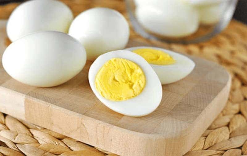 Sử dụng trứng luộc giúp làm tan vết bầm tím nhanh chóng