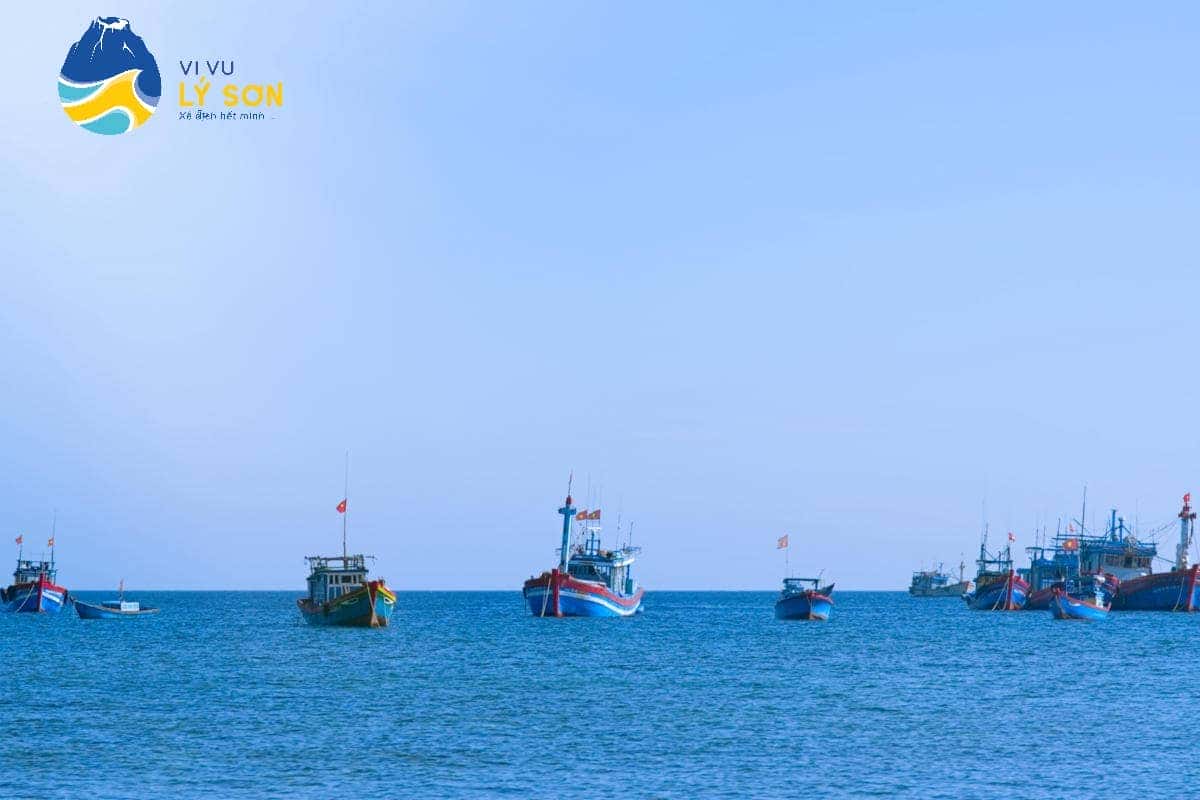 Tàu cao tốc tại cảng Sa Kỳ sẵn sàng ra đảo Lý Sơn