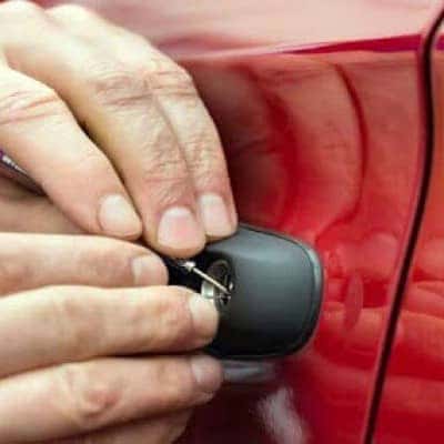 Thợ mở khóa xe ô tô chuyên nghiệp đang thực hiện sửa khóa xe ô tô tại Đà Nẵng.