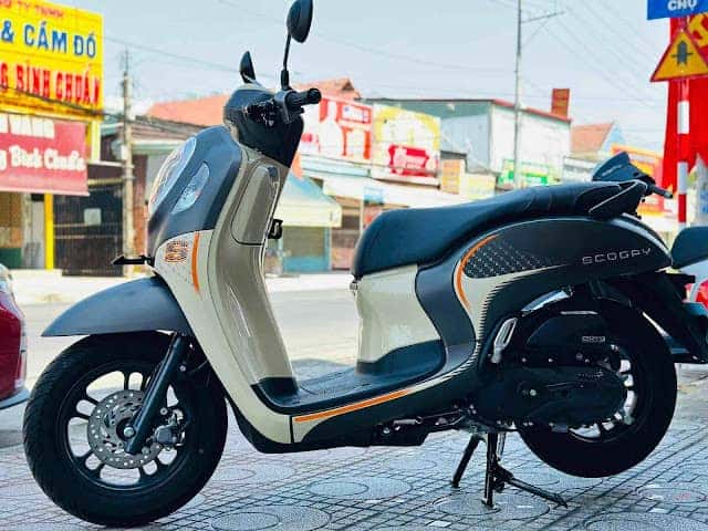 Toàn cảnh một chiếc xe Honda Scoopy 110cc cũ đang di chuyển trên đường