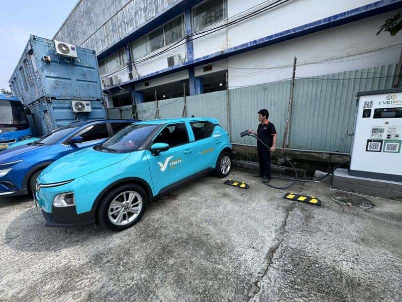 Trạm sạc xe điện tư nhân hoạt động hiệu quả tại khu vực đông đúc