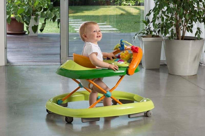 Trẻ em ngồi trong xe tập đi sớm tiềm ẩn nhiều rủi ro cho xương khớp