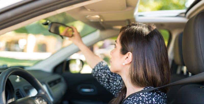 Tư thế ngồi lái chuẩn xác trước khi khởi động xe số tự động
