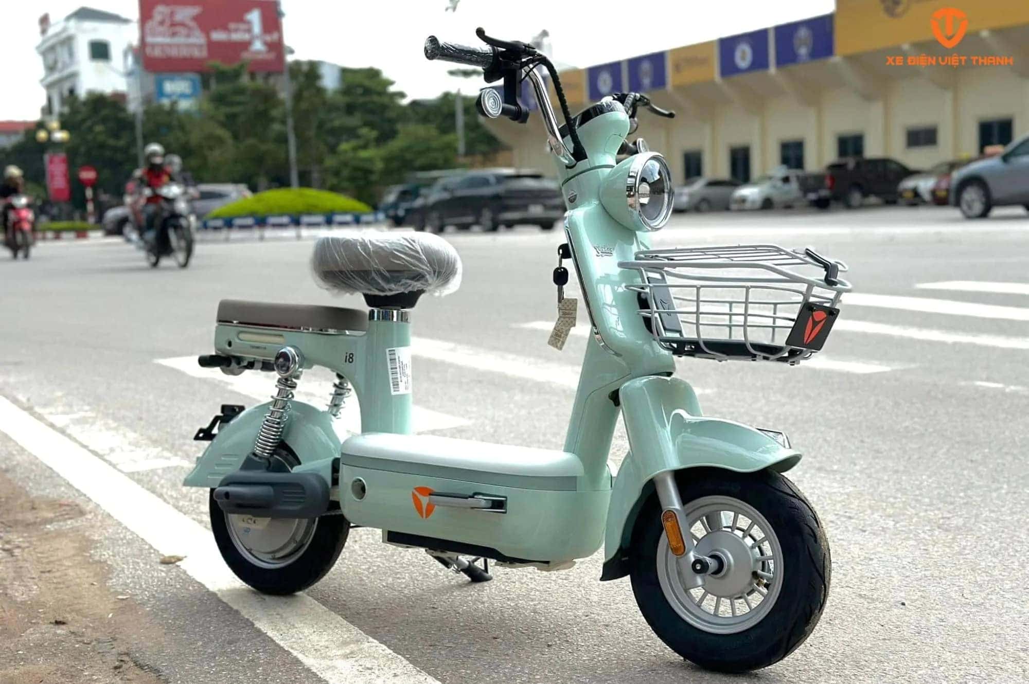 Xe đạp điện YADEA i8 màu trắng với thiết kế trẻ trung, công nghệ thông minh dành cho học sinh