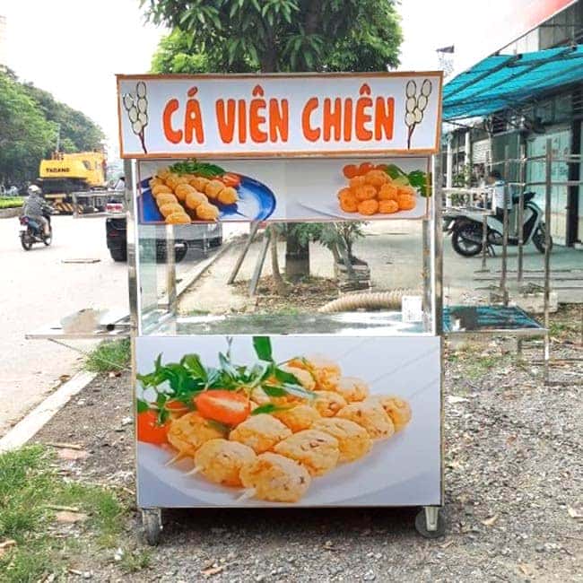 Xe đẩy bán cá viên chiên tấp nập