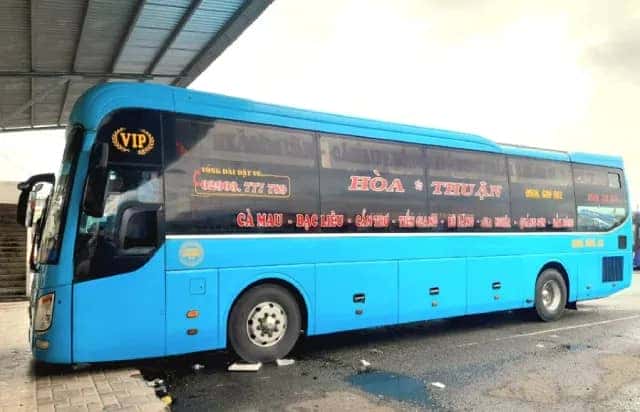 Xe khách giường nằm Hòa Thuận trên tuyến đường Bình Dương đi Cà Mau, nổi bật với dịch vụ vận chuyển hành khách chất lượng cao.