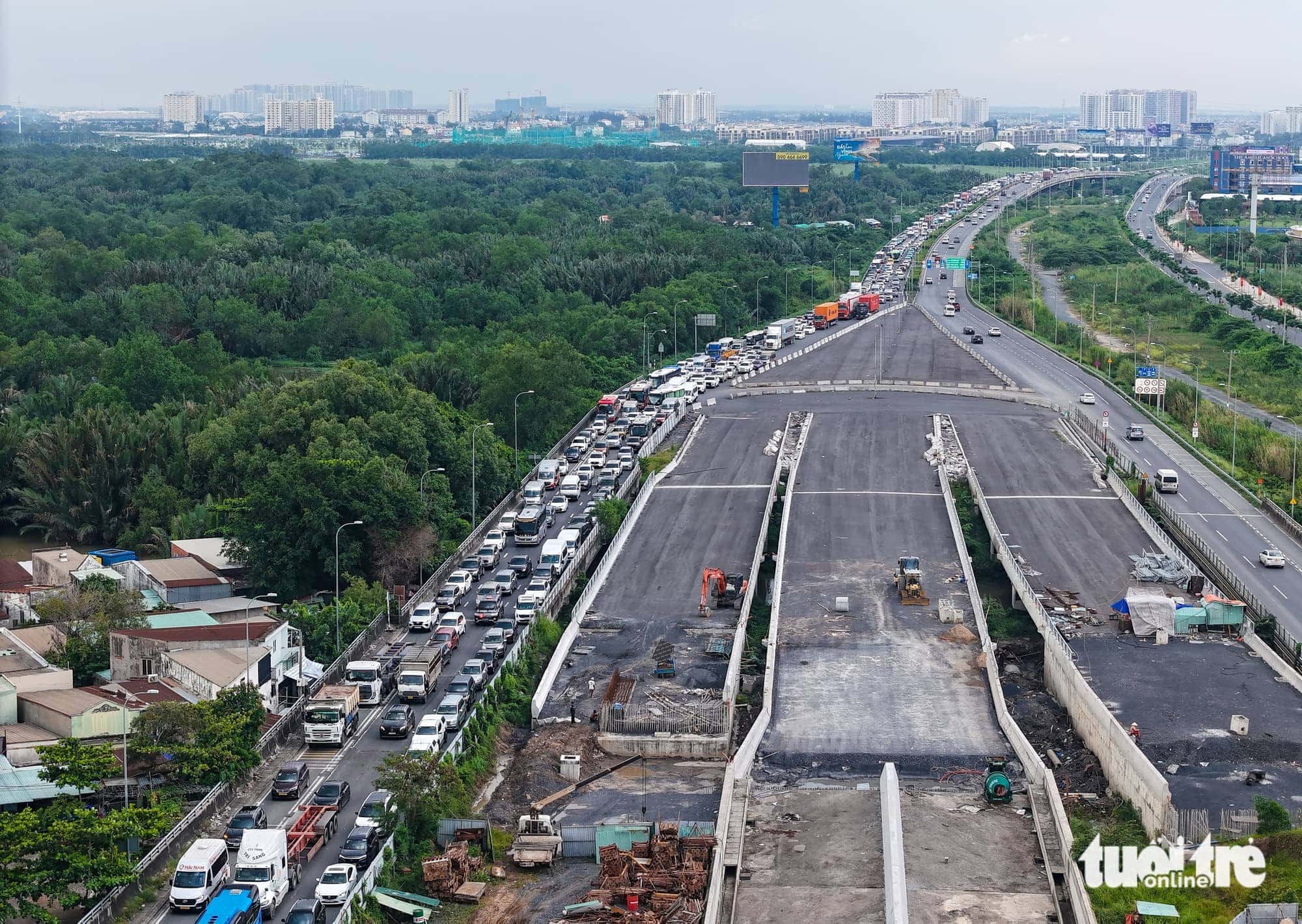 Xe nối đuôi nhau ùn tắc tại đường dẫn vào nút giao An Phú trên cao tốc Long Thành - Dầu Giây