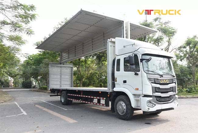 Xe tải JAC A5 thùng kín cánh dơi với khả năng bốc dỡ hàng linh hoạt