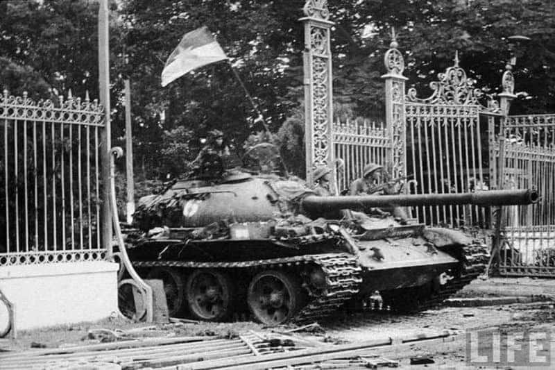 Xe tăng "390" thuộc dòng T-59 húc đổ cổng Dinh Độc Lập, biểu tượng thống nhất đất nước