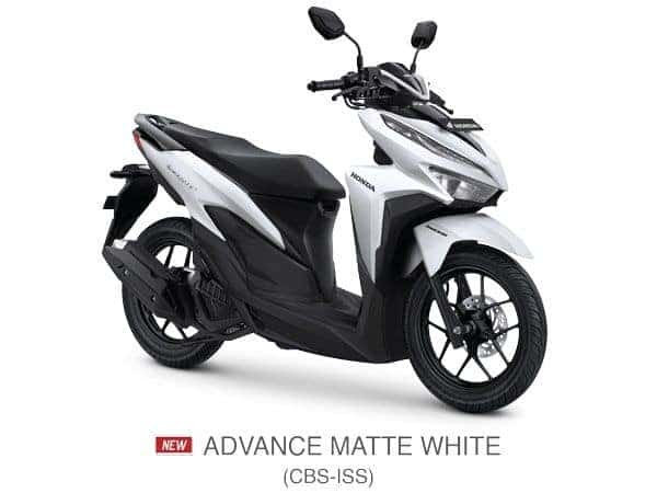 Xe Vario 125 màu trắng đang đậu trên vỉa hè với thiết kế thanh lịch và hiện đại