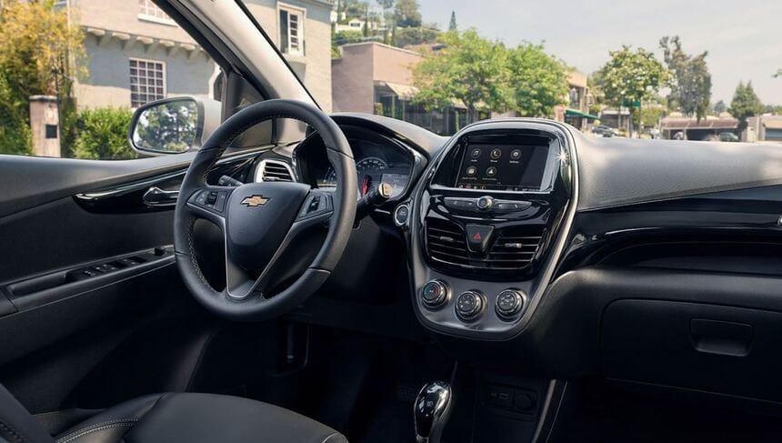 Vô lăng của Chevrolet Spark được thiết kế kiểu 3 chấu nhỏ nhắn