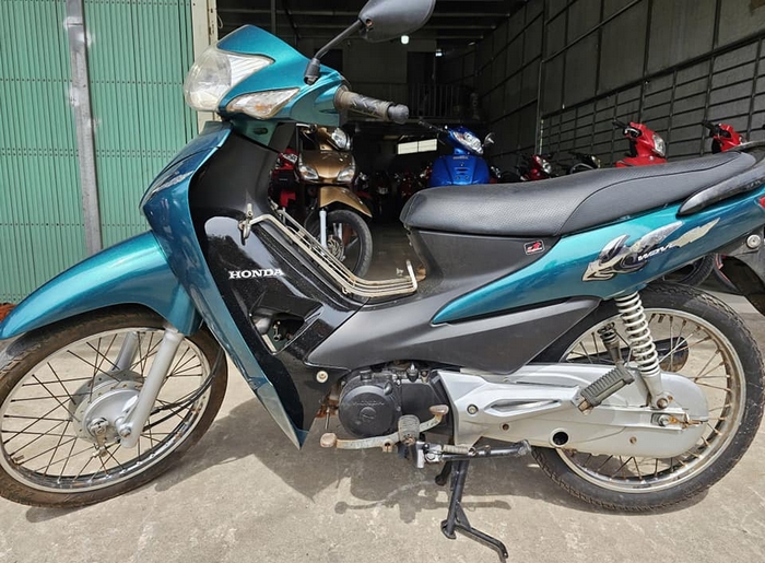 Hình ảnh một chiếc xe máy Wave Alpha 2006 cũ
