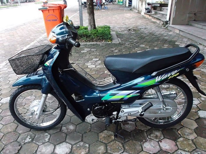 Wave Alpha đời đầu trang bị động cơ 100cc, 4 kỳ, 1 xy-lanh, dung tích 97cc