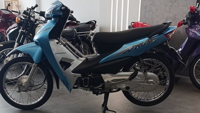 Phiên bản xe Wave Alpha màu xanh ra mắt năm 2011