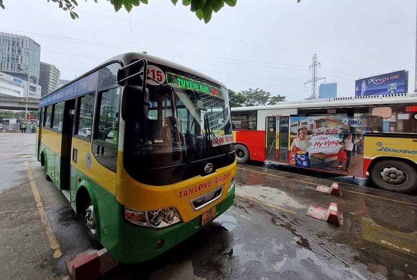Hoạt động dịch vụ của bến xe buýt Long Biên