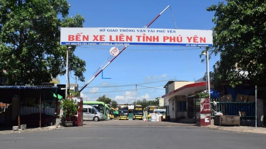 Bến xe liên tỉnh Phú Yên Bến xe liên tỉnh Phú Yên Tổng quan về bến xe liên tỉnh Phú Yên Bến xe liên tỉnh Phú Yên tọa lạc tại vị trí chiến lược ngay cửa ngõ thành phố Tuy Hòa. Đây là điểm tập kết của hàng trăm chuyến xe mỗi ngày, phục vụ nhu cầu đi lại, vận chuyển hàng hóa và thúc đẩy du lịch địa phương phát triển mạnh mẽ. ● Địa chỉ: Số 227, đường Nguyễn Tất Thành, phường 8, thành phố Tuy Hòa, tỉnh Phú Yên. ● Số điện thoại hotline: 02573.823.266 – 02573.823.206. Nằm sát các trục lộ chính như Quốc lộ 1A và Quốc lộ 25, bến xe liên tỉnh Phú Yên sở hữu cơ sở hạ tầng rộng rãi, hiện đại. Hệ thống bãi đỗ xe, khu vực chờ khách và các quầy vé được bố trí khoa học, giúp giảm thiểu tình trạng ùn tắc ngay cả trong những dịp cao điểm lễ, Tết. Vai trò chiến lược của bến xe trong phát triển kinh tế - du lịch Không đơn thuần chỉ là nơi đón trả khách, bến xe liên tỉnh Phú Yên còn là mắt xích quan trọng trong chuỗi cung ứng logistics của tỉnh, cụ thể: ● Giao thương hàng hóa: Đây là điểm trung chuyển chủ lực cho các mặt hàng nông sản và thủy hải sản – những sản phẩm mũi nhọn của Phú Yên – đi đến các thị trường lớn như TP Hồ Chí Minh, Hà Nội và các tỉnh Tây Nguyên. ● Thúc đẩy du lịch: Với sự phát triển của các dịch vụ xe chất lượng cao và xe trung chuyển, du khách khi vừa đặt chân đến bến xe khách liên tỉnh Phú Yên có thể dễ dàng tiếp cận các danh thắng nổi tiếng như Mũi Điện, Tháp Nhạn hay Đầm Ô Loan. Bến xe liên tỉnh Phú Yên có vai trò quan trọng trong phát triển kinh tế - du lịch Lịch trình các tuyến xe phổ biến tại bến xe liên tỉnh Phú Yên Để đáp ứng nhu cầu đa dạng, bến xe liên tỉnh Phú Yên khai thác mạng lưới tuyến đường phủ khắp cả nước với sự góp mặt của nhiều nhà xe uy tín. Các tuyến xe đi Miền Bắc (Hà Nội, Nam Định, Hải Phòng...) Hành trình ra Bắc thường kéo dài từ 20 - 30 tiếng, do đó các nhà xe tại đây chủ yếu sử dụng dòng xe giường nằm hoặc Limousine cabin cao cấp. Nhà xe Tuyến đường Giá vé tham khảo Liên hệ Phượng Hoàng Phú Yên – Hà Nội 750.000 VNĐ 1900 272 708 Hiếu Vinh Phú Yên – Hà Nội 950.000 VNĐ 0914 113 974 Hoàng Long Phú Yên – Hà Nội 1.100.000 VNĐ 0707 030 707 Thành Nhân Phú Yên – Hải Phòng 800.000 VNĐ 0934 674 858 Các tuyến xe đi Miền Trung và Tây Nguyên Đây là những tuyến đường có tần suất dày đặc, kết nối Phú Yên với các trung tâm kinh tế lân cận: ● Đi Đà Nẵng: Nhà xe Thuận Thảo, Phúc Thuận Thảo (Giá từ 250.000 - 420.000 VNĐ). ● Đi Nha Trang: Các dòng Limousine như Sao Limousine, Cúc Tùng (Giá từ 150.000 - 360.000 VNĐ). ● Đi Gia Lai/Đắk Lắk: Nhà xe Tấn Tài, Điền Linh, Băng Phượng (Giá từ 95.000 - 240.000 VNĐ). Các tuyến xe đi Miền Nam (TP Hồ Chí Minh và Bình Dương) Đây là tuyến đường sôi động nhất tại bến xe liên tỉnh Phú Yên, phục vụ lượng lớn sinh viên và người lao động đi vào miền Nam: Nhà xe Loại xe Giá vé tham khảo Đặc điểm Phương Trang Giường nằm 200.000 - 250.000 VNĐ Uy tín, tần suất cao Cúc Tư Giường nằm 200.000 VNĐ Dịch vụ chu đáo Hồng Sơn Limousine 400.000 - 500.000 VNĐ Sang trọng, tiện nghi Thanh Thủy Giường nằm 350.000 VNĐ Chuyên tuyến Bình Dương Hệ thống xe buýt nội tỉnh tại bến xe liên tỉnh Phú Yên Để tiết kiệm chi phí, hành khách có thể lựa chọn các tuyến xe buýt xuất phát ngay từ bến xe liên tỉnh Phú Yên để di chuyển sâu vào các huyện lỵ hoặc điểm du lịch như: Các tuyến xe liên tỉnh hoạt động hàng ngày ● Tuyến số 3 (Tuy Hòa – La Hai): Hoạt động từ 05:00 - 18:00, tần suất 30 phút/chuyến, phù hợp cho khách đi huyện Đồng Xuân. ● Tuyến số 7 (Tuy Hòa – Sông Hinh): Kết nối vùng cao phía Tây tỉnh, thuận tiện cho việc giao thương miền núi. ● Tuyến số 10 (Tuy Hòa – Nhà thờ Mằng Lăng): Tuyến đường "du lịch" đưa bạn đến gần với kiến trúc cổ kính và Gành Đá Đĩa nổi tiếng. Hướng dẫn di chuyển và kinh nghiệm tại bến xe Không chỉ sở hữu vị trí đắc địa dễ tìm, bến xe khách liên tỉnh Phú Yên còn ghi điểm với hành khách nhờ hệ thống dịch vụ hỗ trợ chu đáo và chuyên nghiệp. Cách di chuyển đến bến xe Bến xe liên tỉnh Phú Yên nằm trên trục Nguyễn Tất Thành nên việc tìm kiếm rất đơn giản: ● Từ trung tâm thành phố: Chỉ mất khoảng 5 - 10 phút đi taxi hoặc xe máy (khoảng 2km). ● Từ Sân bay Tuy Hòa: Khoảng cách 12km, bạn nên sử dụng taxi (Mai Linh, Vinasun) với giá khoảng 150.000 - 200.000 VNĐ. Các dịch vụ tiện ích đi kèm Tại bến xe, hành khách được sử dụng các dịch vụ tiện lợi sẵn có như: ● Khu vực chờ: Có ghế ngồi, quạt mát và hệ thống thông báo chuyến đi liên tục. ● Dịch vụ ký gửi: Các nhà xe tại bến xe liên tỉnh Phú Yên nhận vận chuyển hàng hóa đi khắp cả nước với quy trình chuyên nghiệp. ● Xe trung chuyển: Nhiều nhà xe (như Thuận Thảo, Phương Trang) còn hỗ trợ xe trung chuyển miễn phí trong nội thành Tuy Hòa. Các tuyến xe liên tỉnh uy tín được đông đảo khách hàng tin chọn Những lưu ý quan trọng dành cho hành khách Khi thực hiện hành trình từ hoặc đến bến xe liên tỉnh Phú Yên, bạn nên lưu ý: ● Đặt vé sớm: Đặc biệt là vào mùa du lịch hè hoặc dịp Tết để tránh tình trạng hết vé giường nằm chất lượng cao và vị trí tốt nhất. ● Xác nhận thông tin: Hành khách hãy luôn kiểm tra lại số điện thoại nhà xe và giờ xuất bến được ghi trên vé. ● Bảo quản hành lý: Dù an ninh tại bến xe khá tốt, bạn vẫn nên tự bảo quản tài sản cá nhân tại các khu vực đông người, đề phòng mất cắp không mong muốn. Bến xe liên tỉnh Phú Yên không chỉ là một trạm dừng chân, mà là điểm khởi đầu cho những hành trình khám phá đầy thú vị tại vùng đất duyên hải miền Trung. Với sự đầu tư bài bản về cơ sở hạ tầng và chất lượng dịch vụ ngày càng nâng cao, bến xe chắc chắn sẽ làm hài lòng mọi hành khách khi đến với vùng đất này.