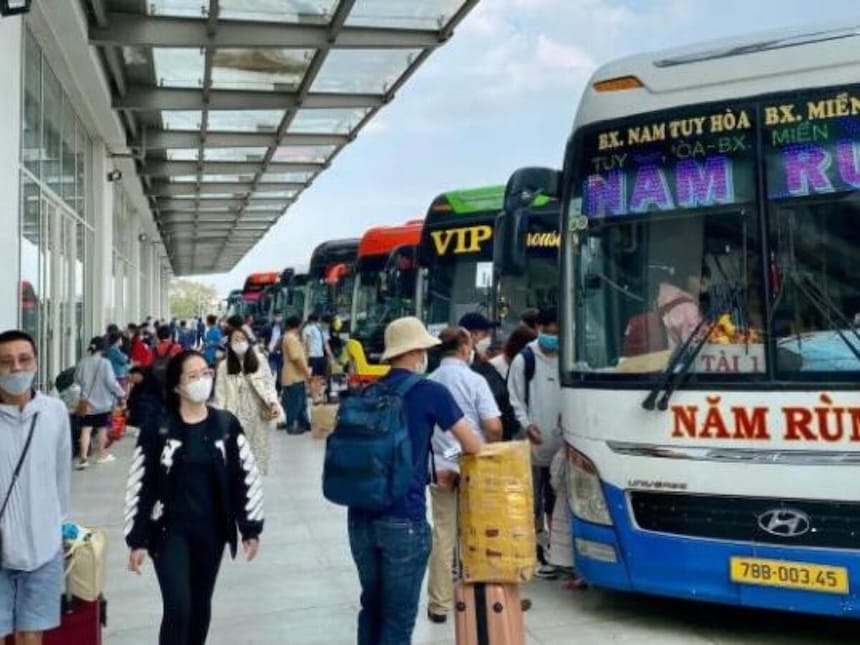 Các nhà xe liên tỉnh tại bến xe Phú Lâm hoạt động với tần suất dày đặc