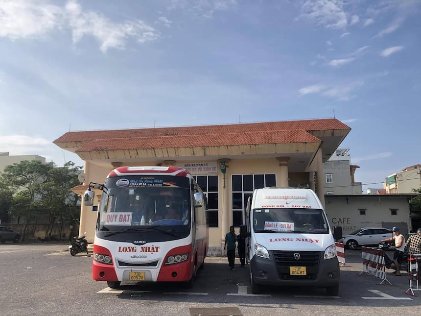 Các tuyến xe ra vào bến xe Nam Lý đều đặn hàng ngày