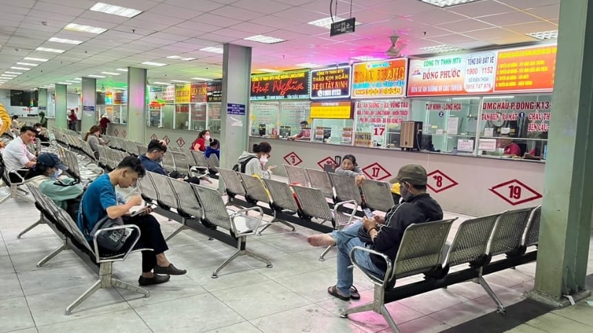 Hành khách dễ dàng mua vé xe tại bến hoặc qua nhiều kênh trực tuyến khác