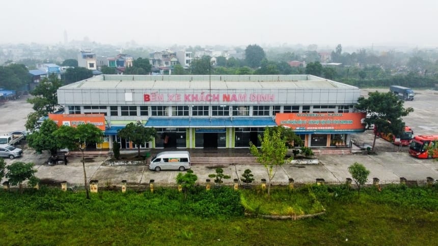 Hành khách nên cẩn thận khi đi lại tại bến xe