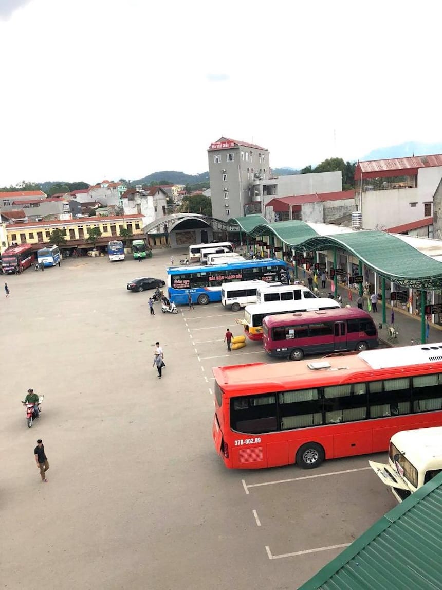 Khuôn viên bến xe rộng rãi, đầy đủ tiện nghi phục vụ hành khách