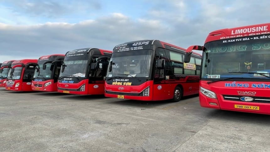 Nhiều nhà xe uy tín hiện đang hoạt động với tần suất cao tại bến xe Phú Thọ