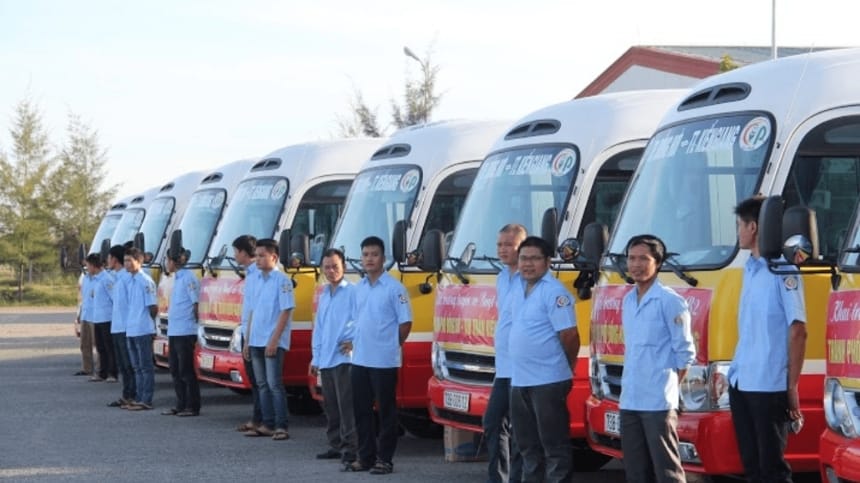 Xe buýt nội tỉnh đi ngang bến xe với tần suất dày đặc trong ngày