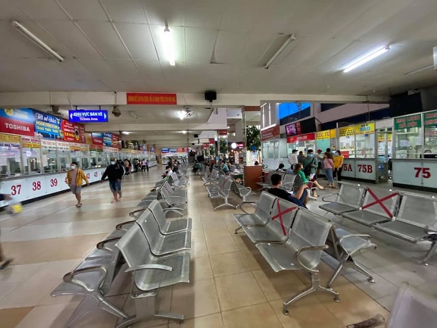 Khu vực chờ đặt gần các quầy bán vé