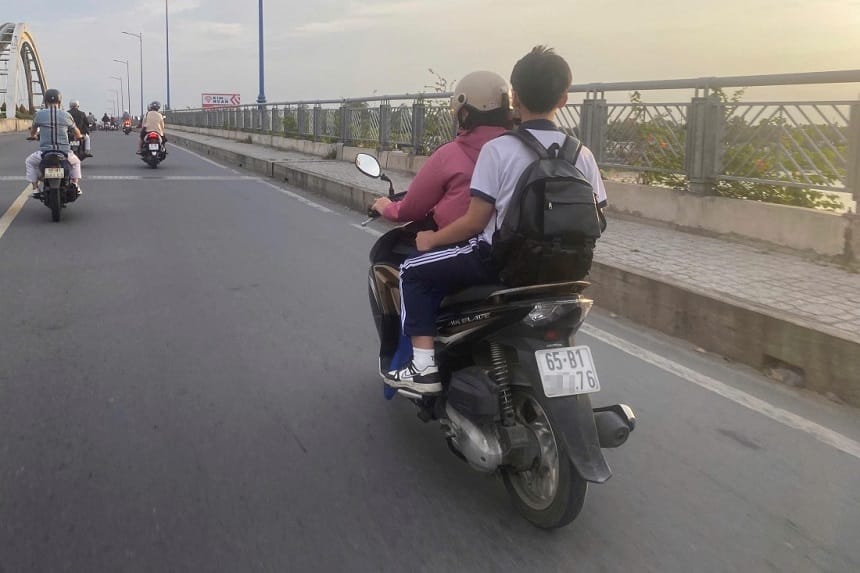 Ngồi xe máy không đội mũ bảo hiểm trong mơ dự báo sự khó khăn