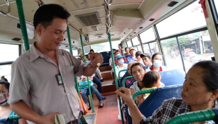 Người dân mua vé đi xe buýt