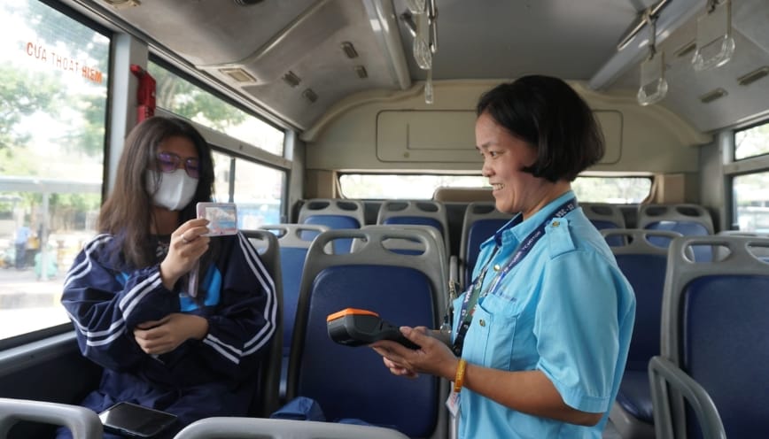 Chuẩn bị tiền vé xe và chi tiêu dọc đường
