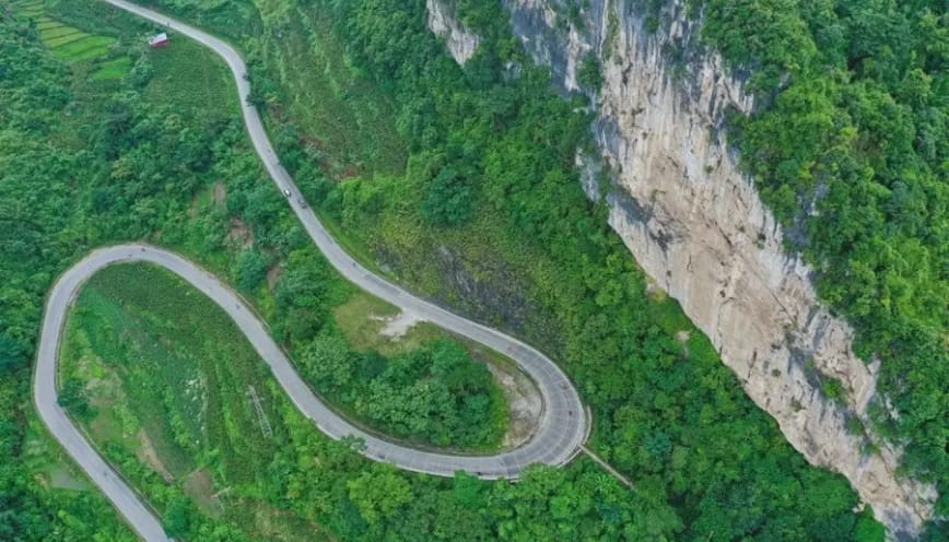 Đèo Mã Phục hùng vĩ giữa hai vách núi đá vôi