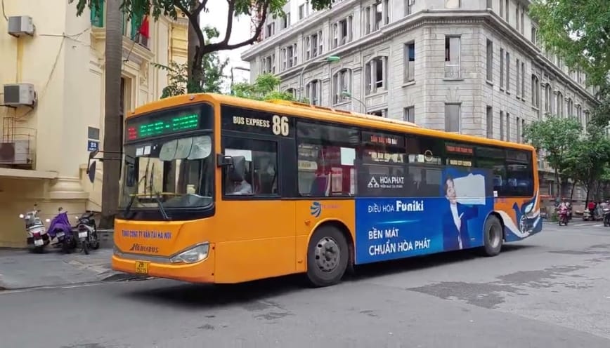 Di chuyển bằng xe bus ra sân bay giúp tiết kiệm chi phí