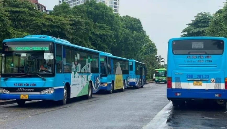 Quan sát bảng điện tử ở trước đầu xe trước khi lên xe