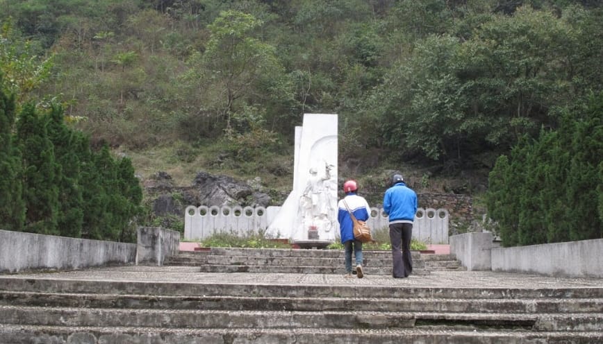 Thăm khu di tích mộ anh hùng liệt sĩ Kim Đồng tại Nà Mạ
