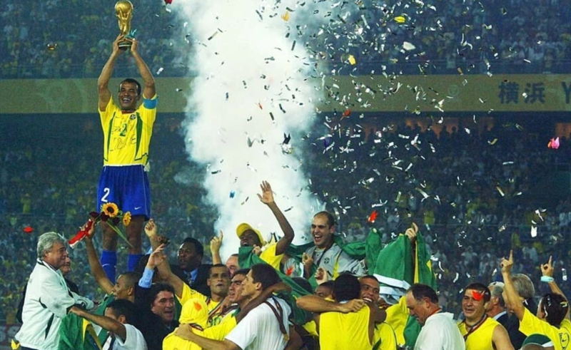 Cafu góp mặt ở ba trận chung kết World Cup liên tiếp và nâng chiếc cúp vàng năm 2002 với tư cách đội trưởng Brazil.