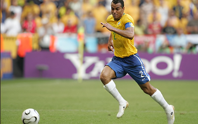 Hai chức vô địch World Cup cùng thành công tại Serie A và Champions League giúp Cafu có vị trí đặc biệt trong lịch sử hậu vệ phải.