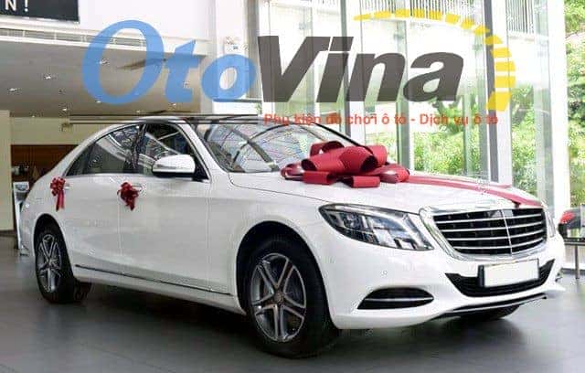 Bàn làm việc với các giấy tờ và hợp đồng liên quan đến thủ tục cho tặng xe ô tô