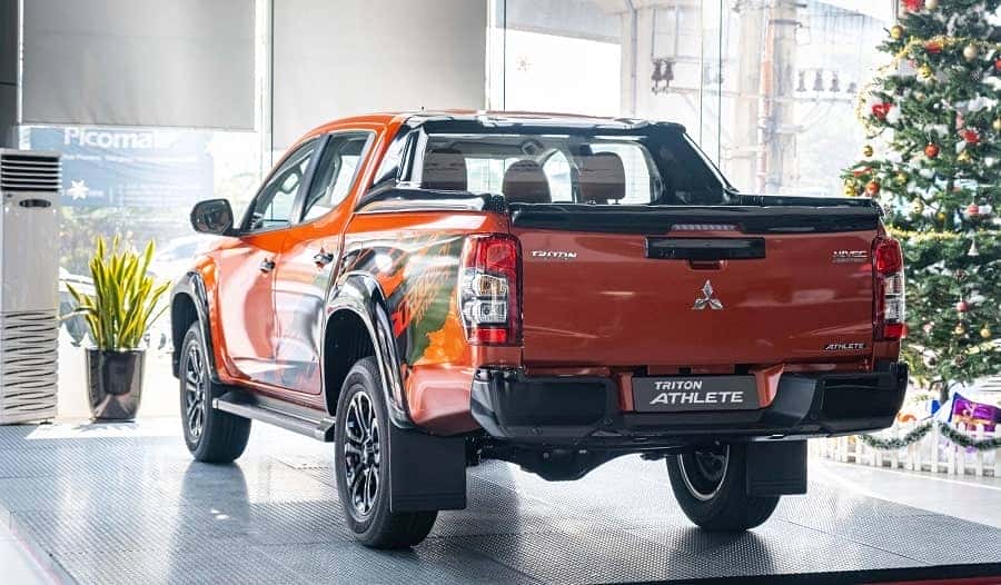 Góc nhìn đuôi xe Mitsubishi Triton 4x4 Athlete