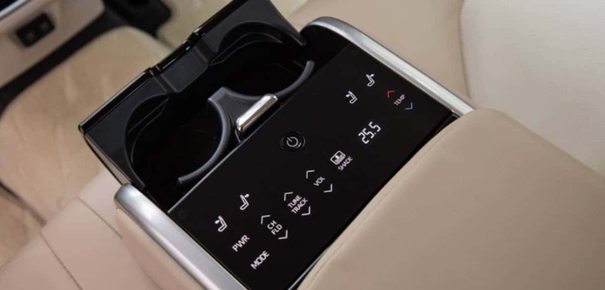 Bảng điều khiển hàng ghế sau xe 5 chỗ Toyota Camry