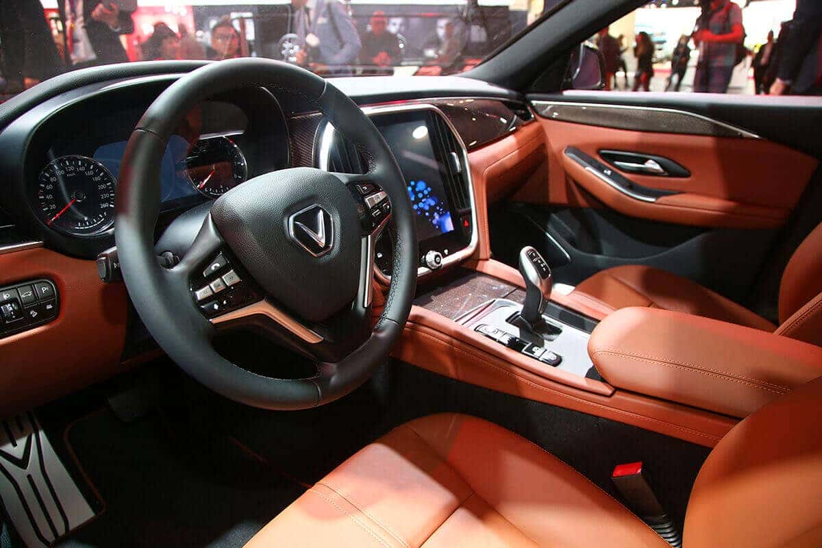 Bảng điều khiển trung tâm và vô lăng VinFast Lux A2.0 Premium