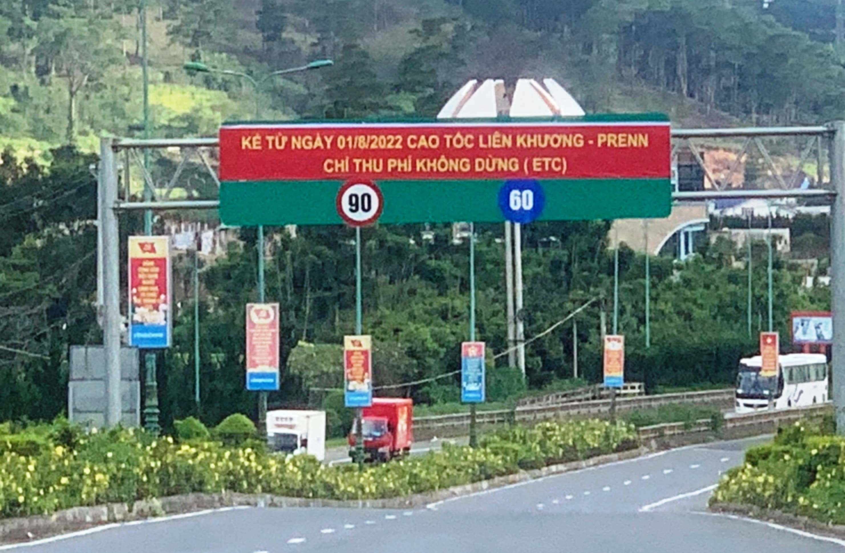Băng rôn tuyên truyền thu phí không dừng trên cao tốc Liên Khương - Prenn, địa điểm trạm thu phí Định An