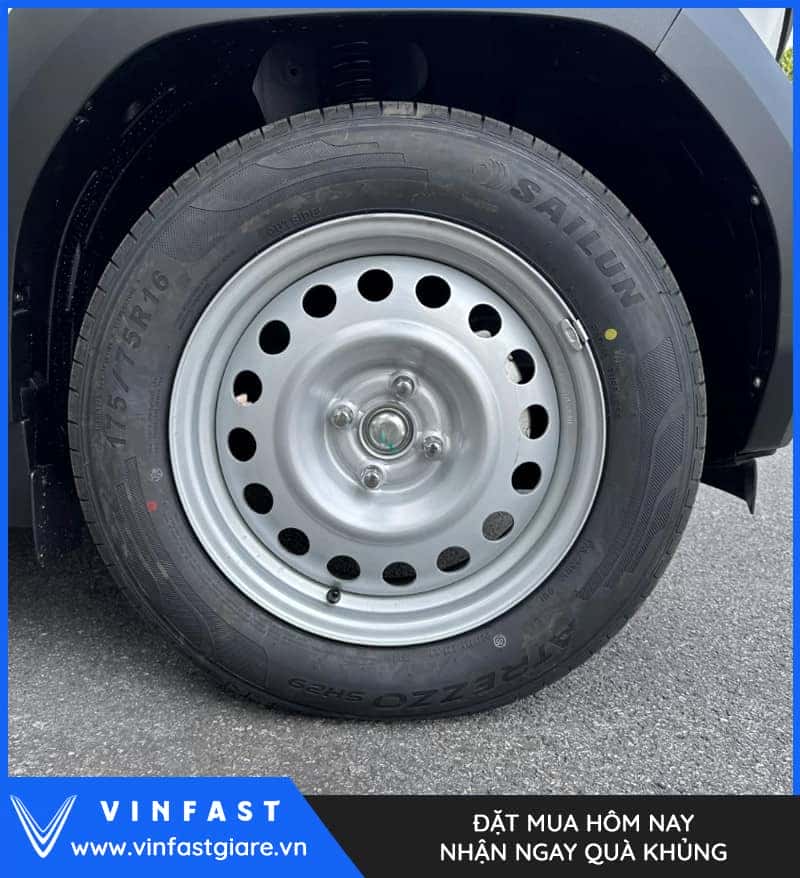 Bánh xe và lốp 175/75 R16 trên xe VinFast VF3 màu xanh, thể hiện sự cân đối và khả năng vận hành ổn định