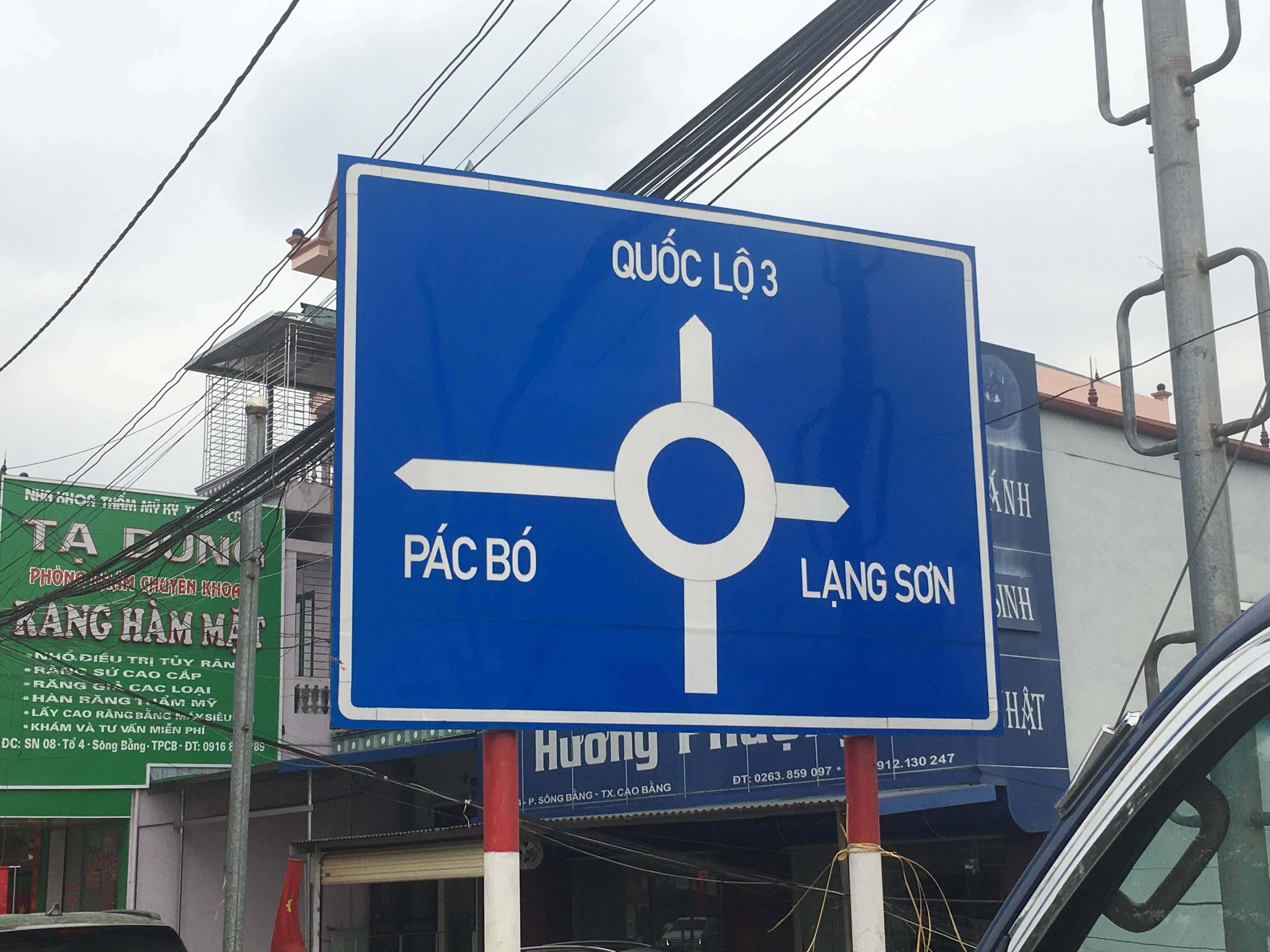 biển báo chỉ đường giúp định hướng giao thông