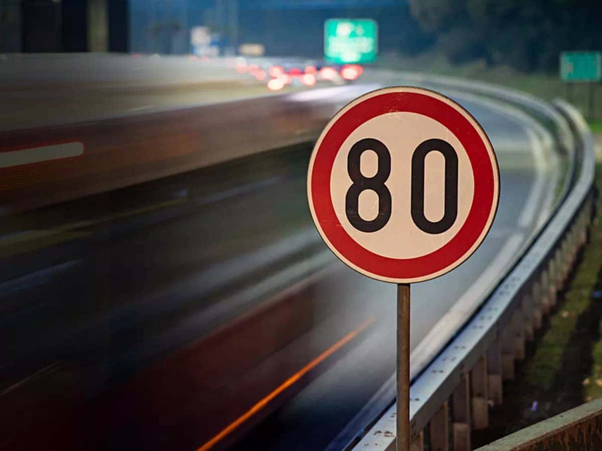 Biển báo giới hạn tốc độ 60 km/h trên đường, nhắc nhở tài xế ô tô tuân thủ để tránh lỗi chạy quá tốc độ 10-20km.